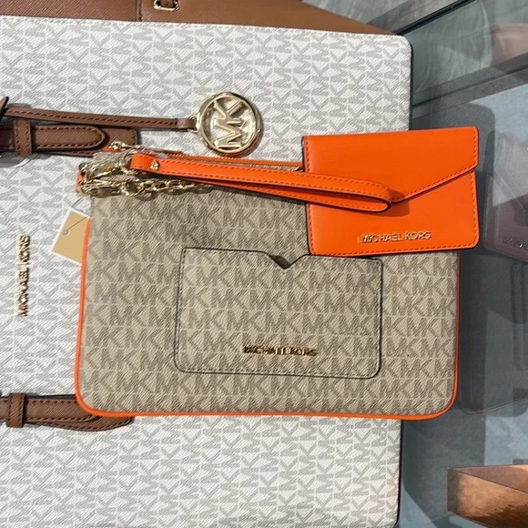 MICHAEL KORS JET SET ITEM LG 2 in 1 CARD CASE & WRISTLET
Poppy 
NWT - Picture 13 of 16